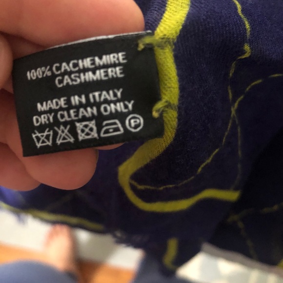 Chanel Scarf/wrap
Chanel Cashmere Scarf - Picture 4 of 9